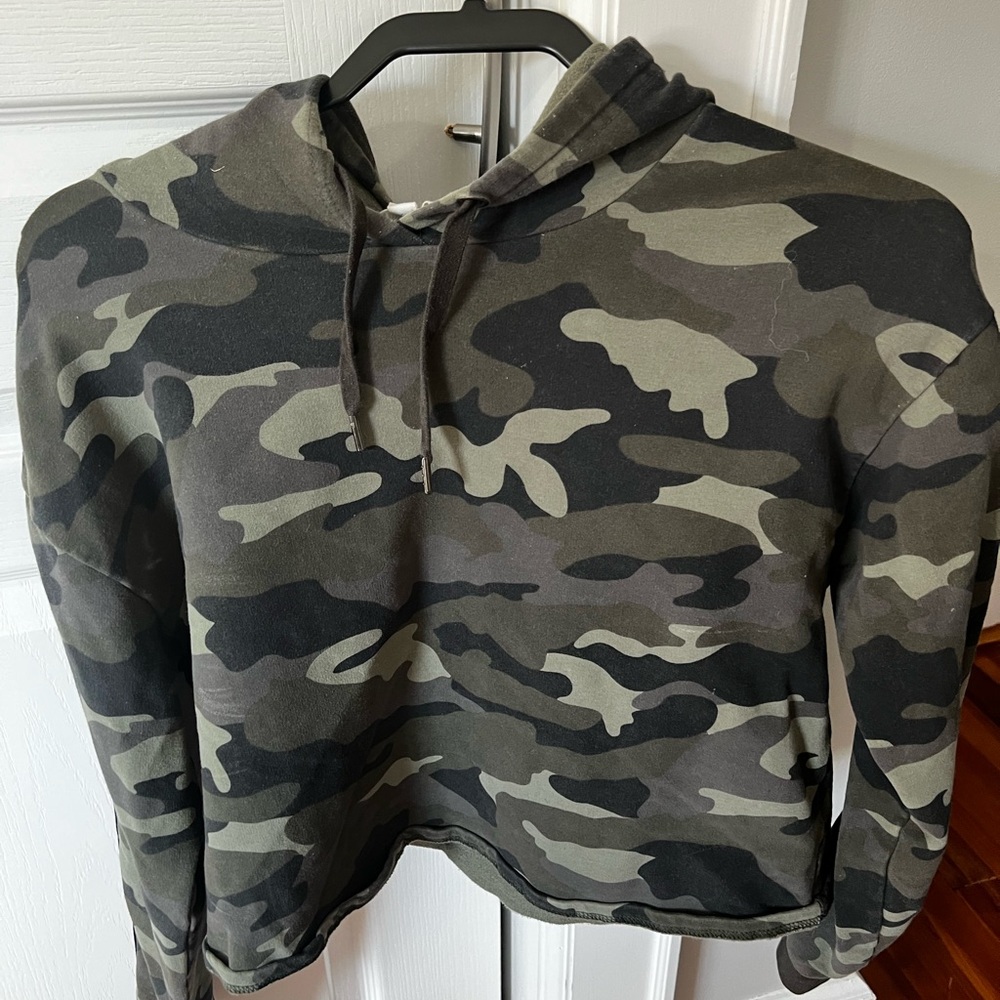 BB Dakota Camo cropped hoodie